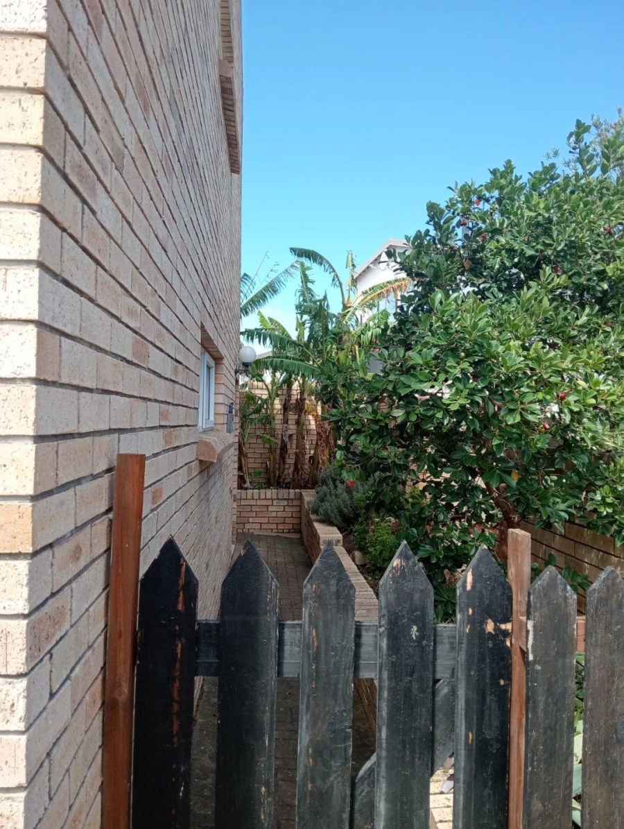 To Let 2 Bedroom Property for Rent in Wavecrest Eastern Cape